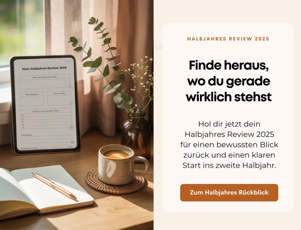 Halbjahres Review 2025 abgebildet auf Tablet an einem Schreibtisch am Fenster mit einer Tasse Kaffee