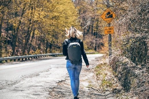 7 Prinzipien für ein erfülltes und erfolgreiches Leben - #1. Weg: Pro-aktiv sein  - Blondine läuft auf der Strasse