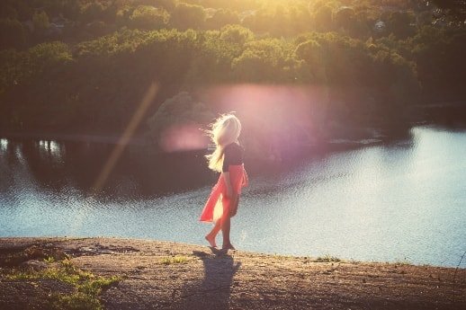 7 Tipps, die dabei helfen, dir neue Gewohnheiten anzueignen - Frau auf Felsen
