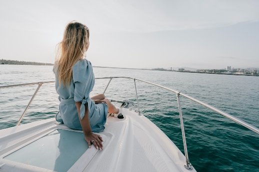 Willenskraft: 5 Grundlagen - Frau sitzt auf Yacht