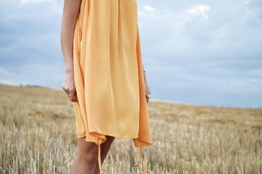 Überzeugungen, die unsere Bedürfnisse untergraben - Frau in gelbem Kleid