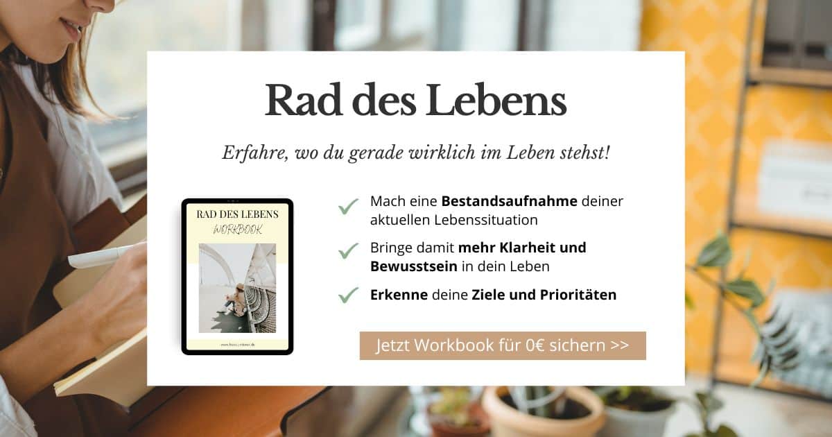 Ein Werbebanner zum Freebie „Rad des Lebens“. Zu sehen ist eine Frau, die an einem Tisch schreibt. Daneben befindet sich eine Darstellung eines digitalen Workbooks mit dem Titel „Rad des Lebens“. Der Text im Banner beschreibt, dass das Workbook dabei hilft, die aktuelle Lebenssituation zu reflektieren und Klarheit über Ziele und Prioritäten zu gewinnen.