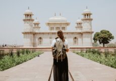 Frau in Indien vor Tempel