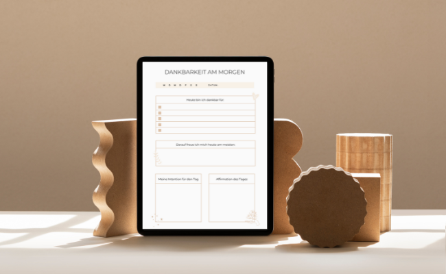 Tablet vor einem dekorativen Holzhintergrund, welches das Dankbarkeitsjournal zeigt