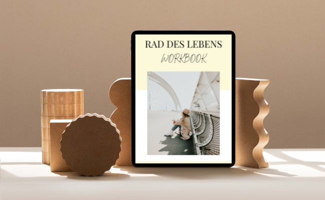 Tablet vor einem dekorativen Hintergrund aus Holz, dass das Deckblatt des Workbooks Rad des Lebens zeigt